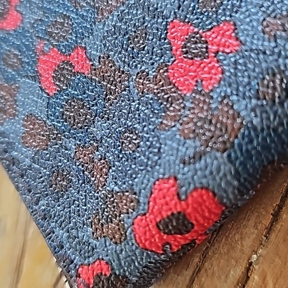 COACH wristlet cosmetic case or wallet - Picture 6 of 6